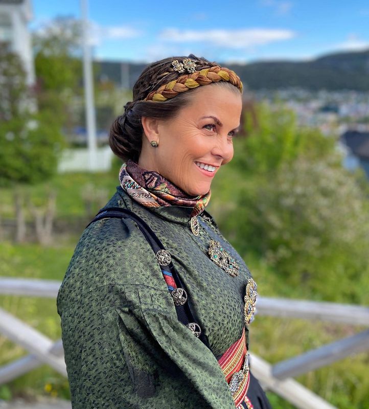 Nora Bunadshårklype Forgylt, Liten