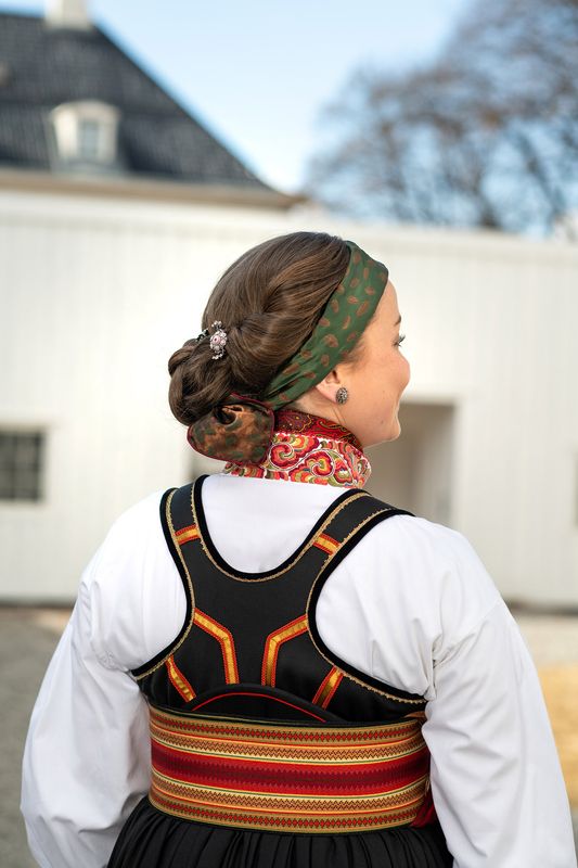 Bunadskjerf, sort/rød/oker paisley